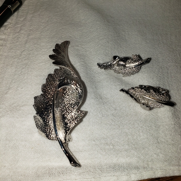 Beautiful Vintage Coro Brushed Silvertone Curled Leaf Brooch & matching earrings - Picture 1 of 5